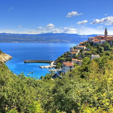 In With Seaview, Terrace, Wifi, Washing Machine Apartment Malinska